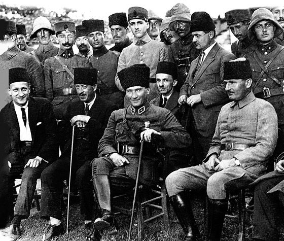mustafa kemal pasa karacamda kocaeli grup kumandanligi karargahinda grup kumandani halit pasa ve gazetecilerle geyve bogazi 17061922 82334f31 a4ab 460a bf7e c31b625f9268.jpg